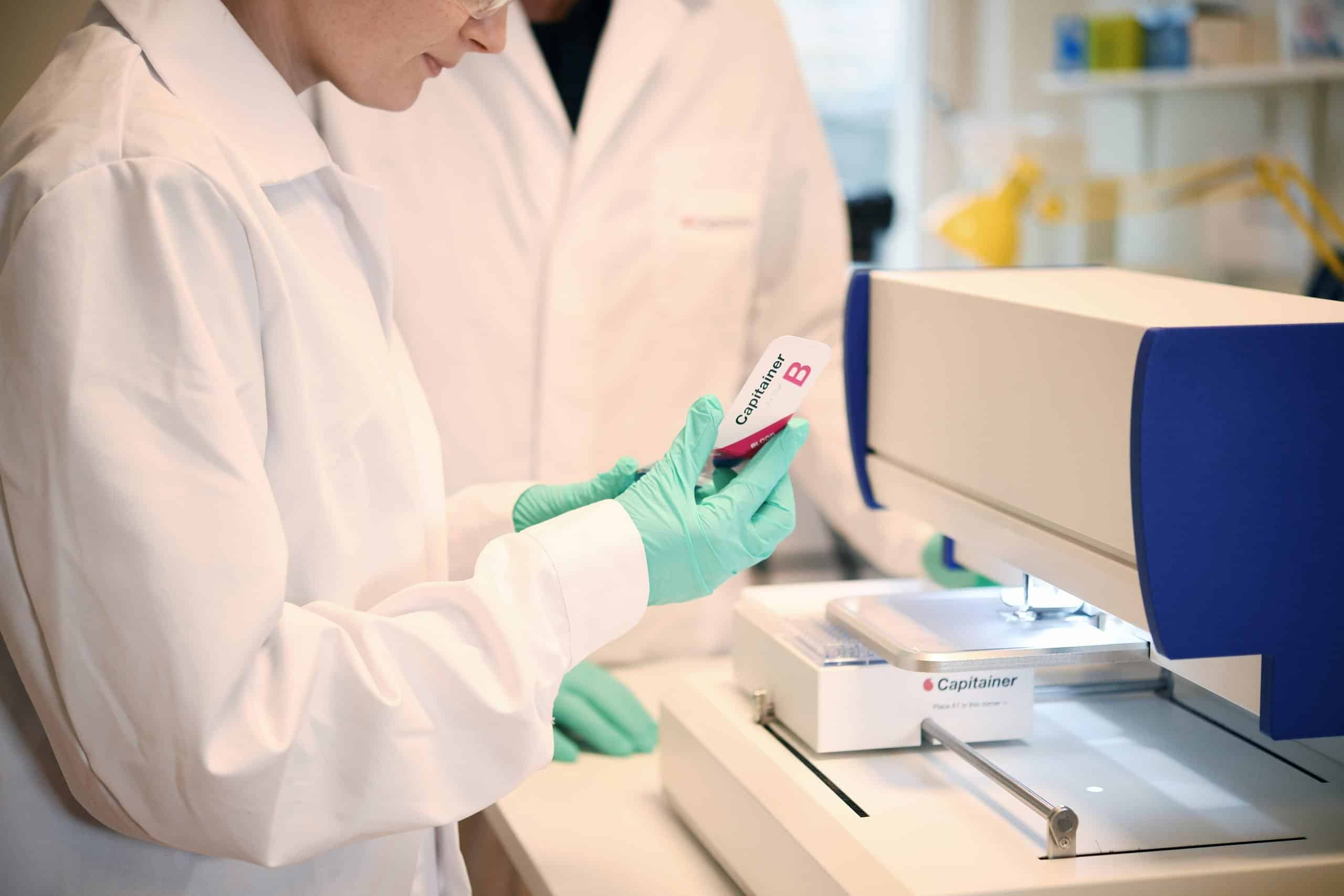 Laboratory technician with Capitainer card