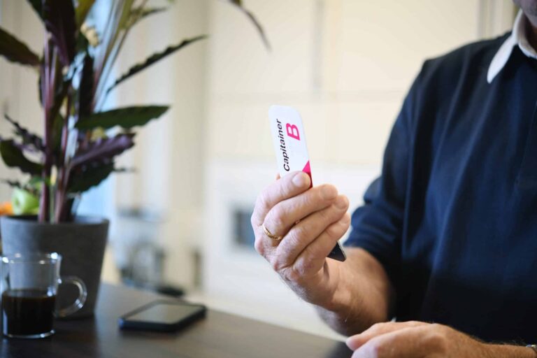 Person with Capitainer card in his hand